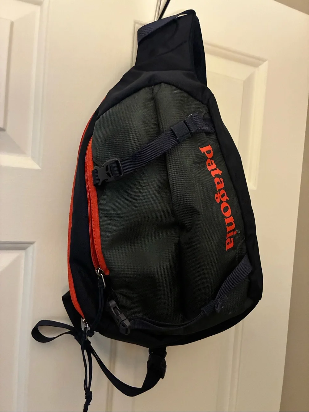 Patagonia Atom Sling 8L crossbody pack in a navy blue